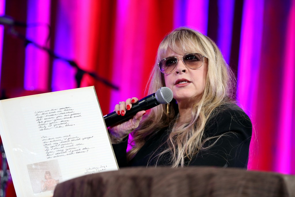 2014-0513-bmi-icon-awards-stevie-accepting-award2-lester-cohen-wireimage