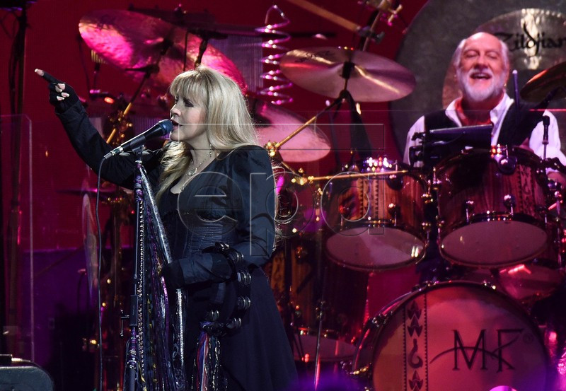 Singer Stevie Nicks (L) and drummer Mick Fleetwood (R) of the US-British band 'Fleetwood Mac' perfom on a stage at the Lanxess arena in Cologne, Germany, 04 June 2015 evening, during the only cocert in Germany within their current European tour.  (EPA/Henning Kaiser)