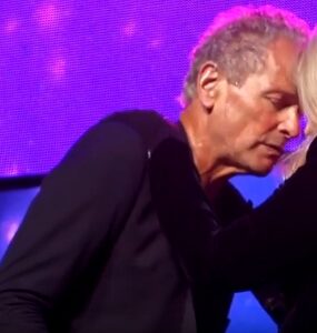 Lindsey Buckingham, Stevie Nicks embrace